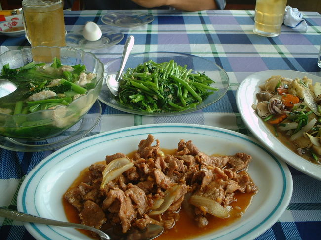 ミトーの街についたらば、地元の食堂でランチ。 今日のランチは、<br /><br />○ボー・サオ・サー・オット（牛肉とたまねぎのニョクマム炒め） <br />○小松菜とおさかなのすり身のスープ <br />○イカ、袋茸、玉ねぎ、人参、にら、ブロッコリー炒め <br />○ザム・ムオン・サオ・トイ（空芯菜炒め） <br />○サイゴンビール（運転手は飲めませんｗ） <br />○てんこもりゴハン <br /><br />量がとにかくすごいんです。<br />Ｄｉｅｎに「みんないつもこれほど食べるの？」ときいたら、<br />「ベトナムでは、料理は、食べきれないほど出すことがおもてなし」だって。 <br /><br />全部食べきるのは「おかわりもってこい」の意味だそうな。 <br />しかし、値段も安いし（全部で１５００円しません）・・・。 <br />豊かな土地なのですね。 <br />