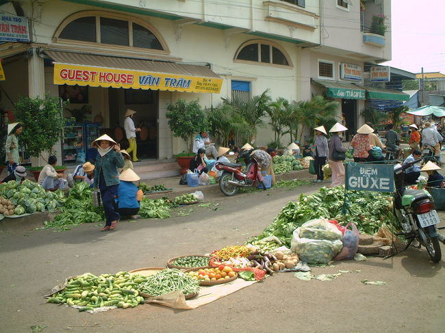 食べ終わったら、ぽんぽん船に乗り込む前に、<br />ミトーの街の市場を見て歩きました。 