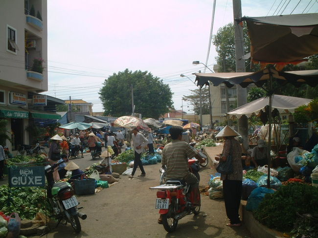 市場の青空部分です、うしろの建物内もおみせがみっちり！<br />規模は小さいけど、すごい活気！ <br />テトの直前なこともあって、皆がウキウキと買い物に来ているようです。 
