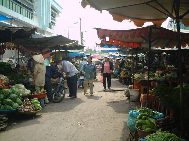 市場の野菜売り場、青空市場部分よりちょっといい場所みたい。<br /> 