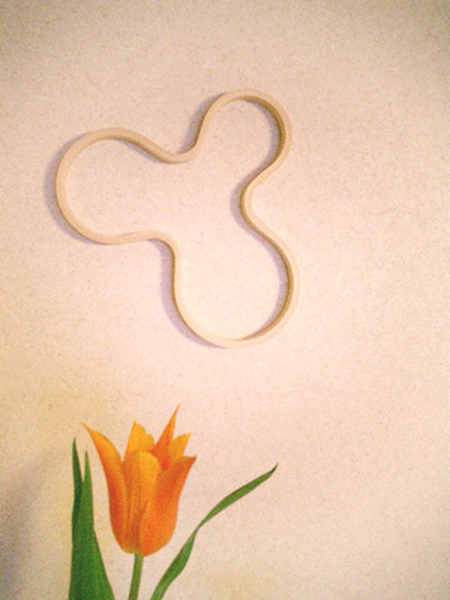 デザイン博物館のミュージアムショップで、白樺製の鍋敷きを購入。これは名建築家アルヴァ・アアルト生誕100年デザイン・コンペの入賞作品で、アアルトがデザインした花瓶の名作Aalto　Vaseの美しい曲線に魅せられて、同じフィンランドの若きデザイナー、ヤニ・マルティカイネンがデザインした、白樺製の鍋敷き。大と小がある