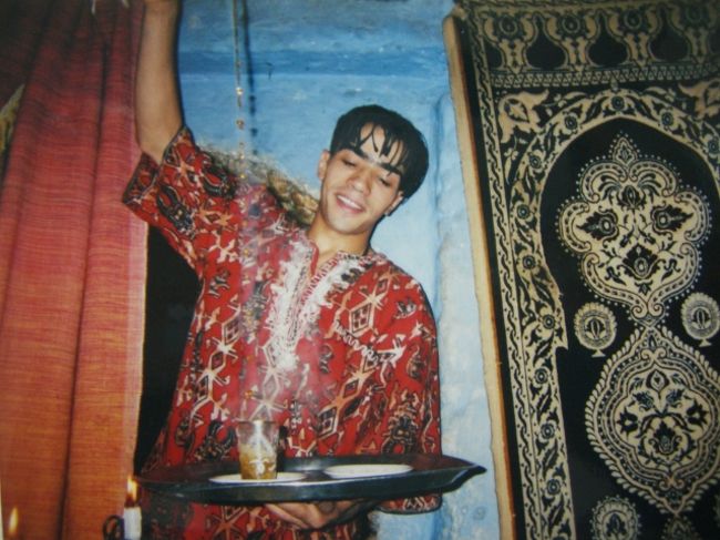 Fresh Mint Tea<br /><br />モロッコは暑かった。<br />そして熱いミントティーが美味しかった。<br /><br />Mobarekの友達、Mohammedはバザールのすぐ近くのレストランで働いている。<br />TamTam（太鼓）を叩かせたら天下一の男前。<br /><br />レストランでは毎晩、彼と仲間がTamTamのライブをやっている。<br />彼のレストランはまた特別居心地がいい。<br />真ん中に広いスペースがあり、その周りを囲むように個室がある。<br />個室は布で仕切られていて、店内は全体的に薄暗い。<br />モロッコデザインのクッションや壁掛けが愛らしい。<br />オープンスペースで演奏される情熱的なTam-Tamを見ながら<br />くつろいだ個室で食べる料理。<br />至福の一時。<br /><br />モロッコの食べ物は美味しい。<br /><br />Mobarekに教えてもらった地元の人しか行かない小さな食堂。<br />初めてクスクスを食べる。<br /><br />食堂のおじさんは英語が分からないし、あたしはアラビックが分からない。<br />ほとんど意思の疎通はできていなかったけど<br />「俺の料理は最高だろ」<br />と誇らしげだった。たしかに最高だった。<br /><br />マーケットで売られている果物。<br />多くはそれまで見たことのないものだった。<br /><br />Mobarekがモロッコの鍋料理”タジン”を作ってくれたとき<br />デザートとして買った赤いフルーツ、名前さえ思い出せない。<br />充分すぎるほどに熟していてとても美味しかった。<br />なんだっけ...