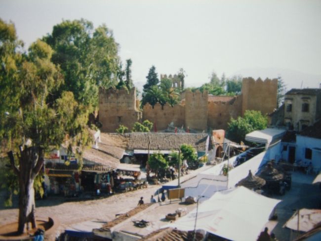 Mosque, The Centre of Chefchaouen<br /><br />町の中心にあるモスク。<br />祈りの時間が来るとみんなザワザワと集まってくる。<br /><br />シャウエンにあるカフェは屋上にテラス席があることが多い。<br />暑い日差しを避けてそよ風に涼みながら熱いミントティーを飲む。<br />下の通りを歩く人や日陰で集まって話しているおじさん達。<br />観察していると飽きることはない。