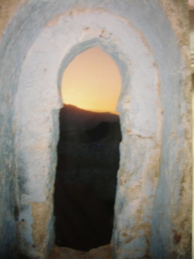 Ruined Mosque At Sunset<br /><br />町のはずれにある小川を渡り、山道を少し行くと小高い丘に出る。<br />そこに建つのは見捨てられたモスク。<br />町の喧騒が遠く、ひとりの時間を過ごすにはぴったりの場所。<br /><br />穴の中は想像以上に狭くて体が大きいと入れない。<br />小柄なMobarekとあたしは、体を折り曲げながらスルスルと入った。<br /><br />その中から見た夕日、ちょっとした絵のよう。