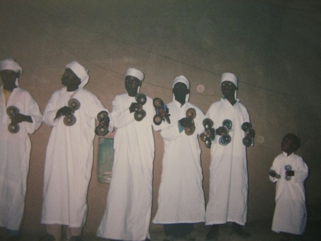 Private Live<br /><br />あたし達の泊まるホテルのとなり村。<br />そこの村人がアフリカの伝統音楽を演奏してくれた。<br /><br />歌も踊りも完ぺきで素晴らしい。<br />...と言いたいとこですが<br />一番右の坊やが完全にズレている。<br />あたしの目は彼に釘付け。<br />どうやらまだ見習いらしい。<br /><br />みんなのリズムについていきたいのに、ついていけない。<br />みんなと同じ動きがしたいのに、全然できない。<br /><br />オドオド　キョロキョロ