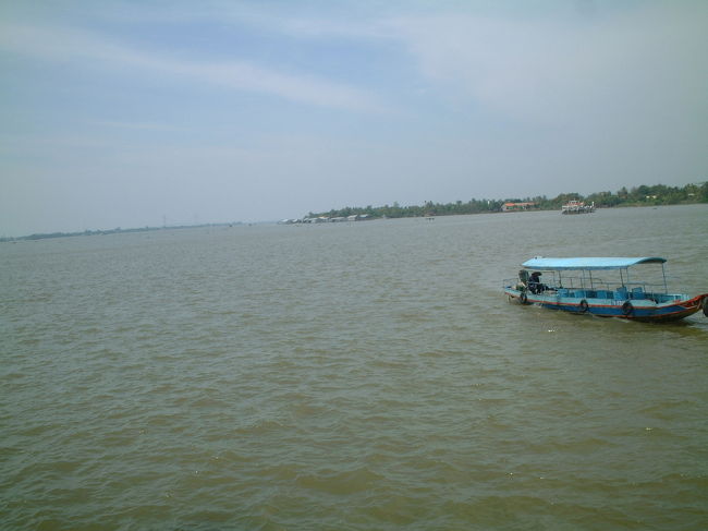 端にこっそりうつっているのは、わたしが乗ったぽんぽん船と同じ型らしき船。これで２時間半かけてヴィンロンのファンイー村へ！