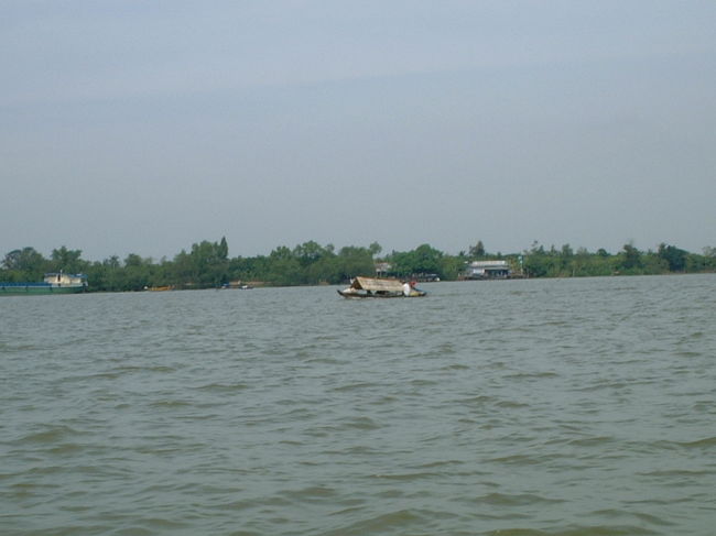 屋形船みたいな観光船？なんか沈みそう〜 <br />