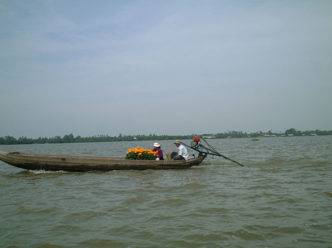 お正月の飾りの菊の花をはこぶお船。<br /><br />どのお船も、キレイな菊が飾られています。<br />もちろんわたしのお船もね☆