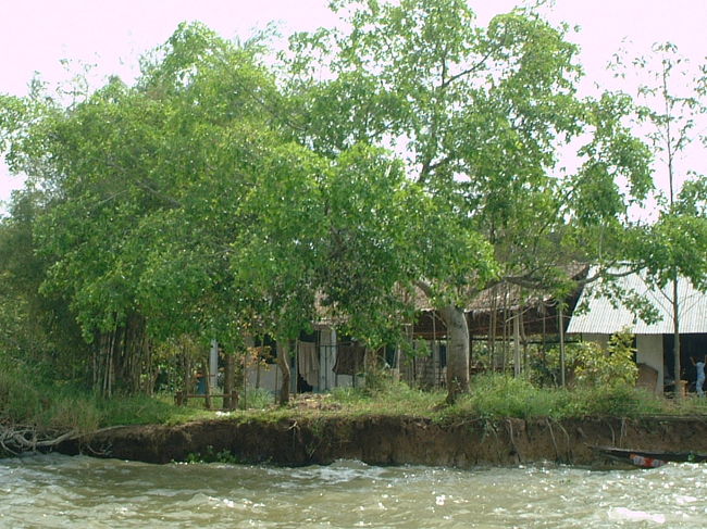 途中の民家。<br />写真にはうつってないのだけど、<br />お庭におおきな立派なお墓があるんです。<br /><br />不思議と「コワイ」という気持ちはなくて、「家族がなくなってもずっと一緒にいられるなぁ」って思いました。