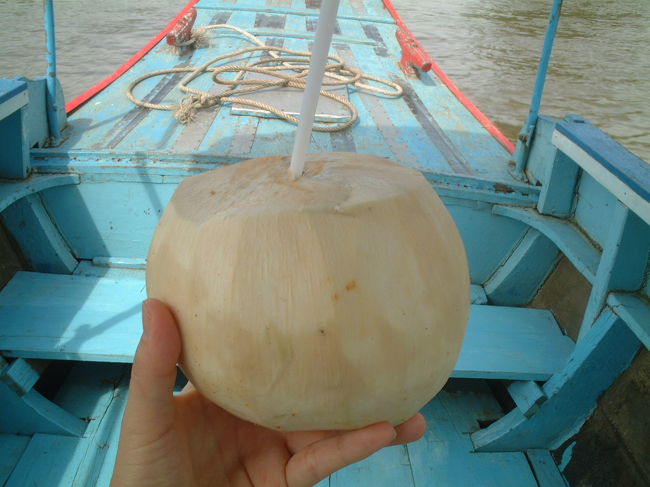 水まきを手伝ったお礼？にくれた<br />ココナッツを、Dienが剥いてくれました。<br /><br />そしてそれを飲むのはわたし・・・（笑<br />