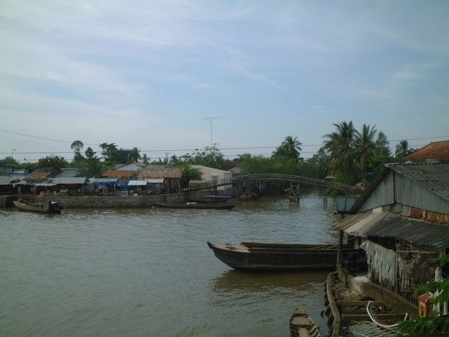 ここは、<br /><br />Ap Phu An I - Xa Binh Hoa Phuoc - Long ho - Vinh Long　！！！！<br /><br />（なお、これは正確なクオック・グー；ベトナム語のアルファベット表記、ではないです。クオック・グーの符号がついたフォントがないので・・）<br /><br />訳すと・・・<br />ヴィンロン省のロングホー地区、ビンホアフォック町のファンイー村<br />（Vinh Long）　（Long ho）　　　　（Binh Hoa Phuoc）　（Phu An I）<br /><br />とでもいうのでしょうか。<br />ベトナム語初心者なので間違ってたらごめんなさい！