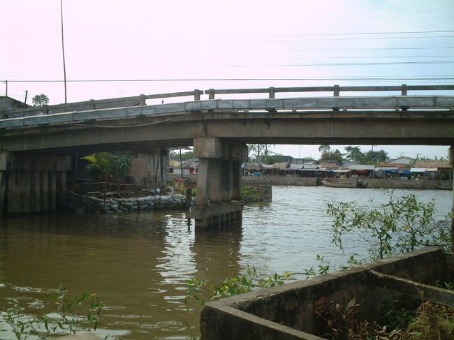 到着時は満潮。<br />「明日の朝、干潮の時に同じ橋をミテネ。ビックリダヨ」とはDien。<br />