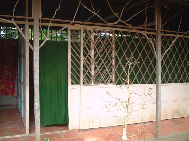 じゃじゃーん！<br />これが私のステイ先、離れのお部屋です。<br />窓枠にはガラスも何もないです。カーテンだけ。 <br />壁という概念が殆どなくって上はあいてまーす（湿気防止）。 <br />カギもないです（大爆笑 <br />