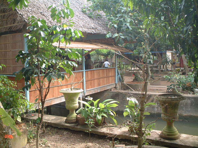 Namさんちの離れ。（私のお部屋とは別）<br />ここも高床です。<br />