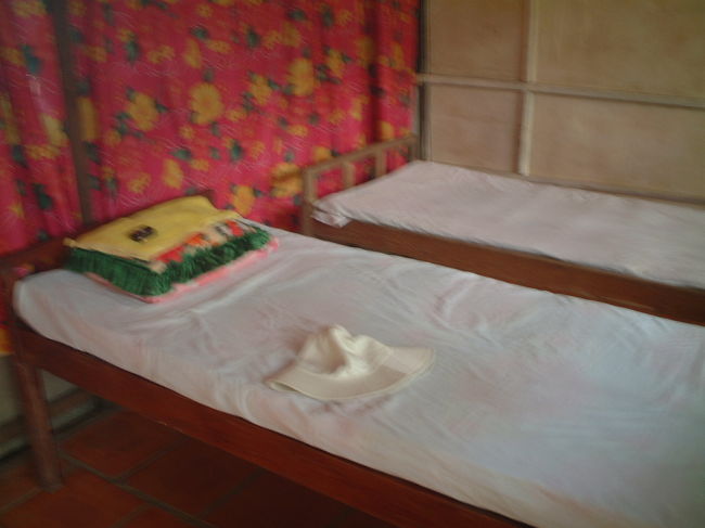 蚊帳をあげるとこんなかんじの簡易ベッドです。<br />