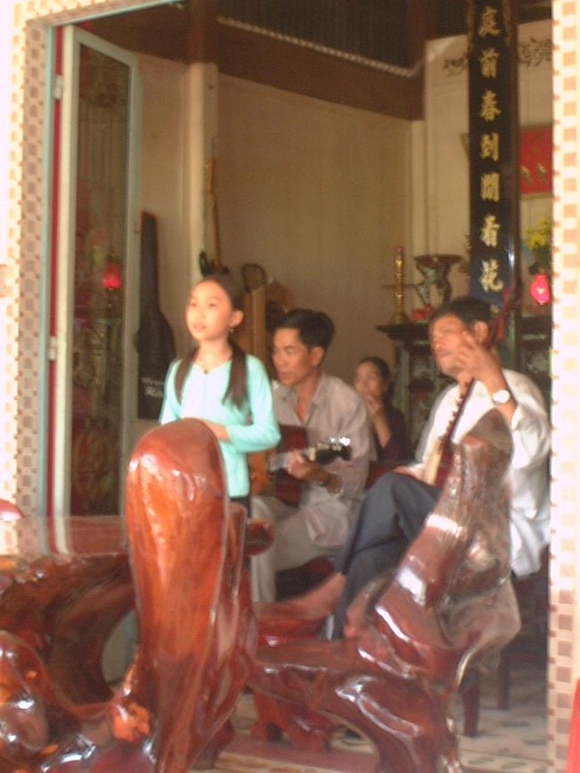 母屋に戻ったら、お家の人たちが、歓迎のベトナムの <br />お歌＆楽器の演奏をしてくれました。 <br />リアルプレーヤーで動画とってあるのですが、<br />ここのサイトでご紹介できなそうなのが残念です。 <br />