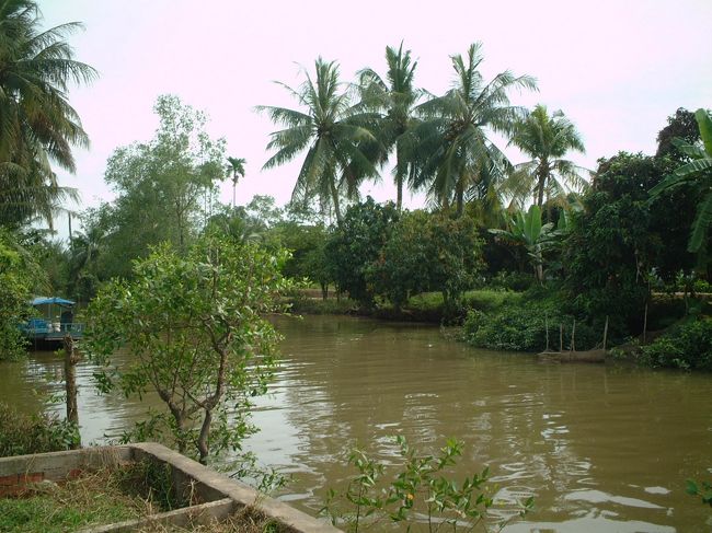 この川を挟んで向こう側で、男の子たちがケンカをはじめましたｗ<br />