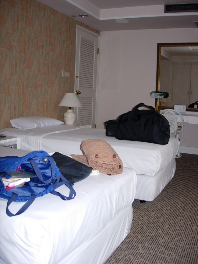 ホテルの客室はこんなかんじ。意外と広かった･･･かな。ベッドもきれいにメイクされてます