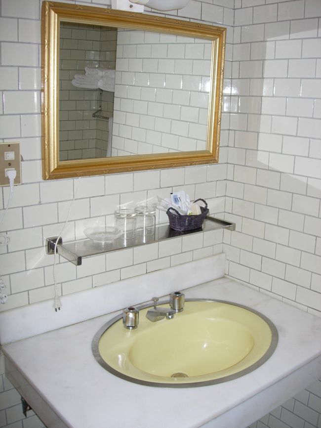 部屋の洗面所。いちお、アメニティもついてます。<br />歯ブラシ、歯磨き粉、シャンプー、せっけん、<br />日によって綿棒、レザー･･･