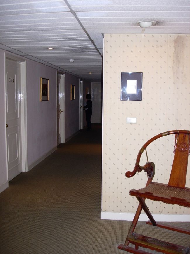 ホテルの廊下です。せまい・・・