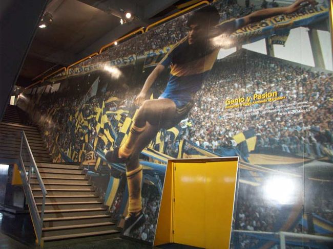 Bocaといえば、Boca Juniors。 Caminitoの端から寂れた街を数ブロック北へ進み、スタジアムへ。<br />1階はミュージアムになっており、入り口にいきなりマラドーナの大写し写真が。