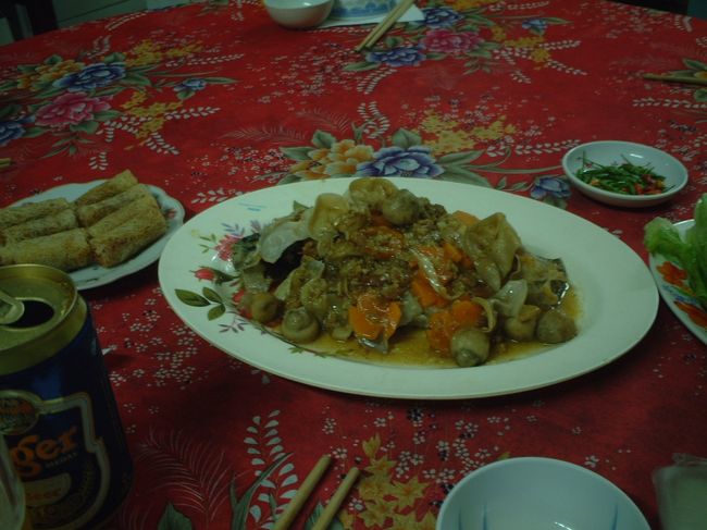 次から次へとゴハンが・・・<br /><br />今日のメニューは <br /><br />・ゴハン（てんこもり） <br />・雷魚の煮付け（カレイの煮付けと同じ味がしてウマイ） <br />・フクロタケとイカと野菜の炒め物（甘口。ゲキウマ） <br />・牛肉の炒め物（ちょいとニョクマム風味。一番ウマかった） <br />・焼いたえび（とれたて） <br />・雷魚と野菜とレモングラスのスープ（雷魚ウマーイ） <br />・フクロたけとヤサイのスープ（牛ダシ） <br />・豚肉の生春巻き（あああ、おいしい） <br />・あげはるまき（あああ、おいしいい） <br />・小魚の煮付け（塩味でウマイ） <br />・空芯菜の炒め物（泣けるほどウマイ） <br /><br />その他こちょこちょと山のようなツマミ。 <br />