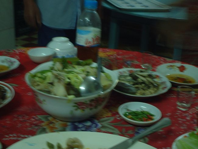 雷魚のスープです！<br />そして、奥にある水ペットボトルに入っている液体は<br />Namさん秘蔵のお酒！<br /><br />赤もち米酒に何か果実をつけこんだものみたい。<br />辛くてウマーイ！！！<br />