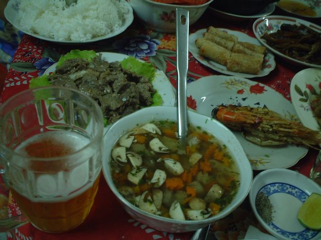 これでもまだまだ夕食のごく一部。<br />全部でこの４倍はありました。<br /><br />左上から時計回りに、てんこもりごはん、<br />あげはるまき、小魚の煮付け、<br />焼きえび、フクロタケと野菜とマカロニのスープ、<br />牛肉とネギのニョクマム炒め。<br /><br />どれもゲキウマ！！！<br /><br />ベトナムの家庭料理が食べられて<br />ほんとよかったな〜〜。<br />