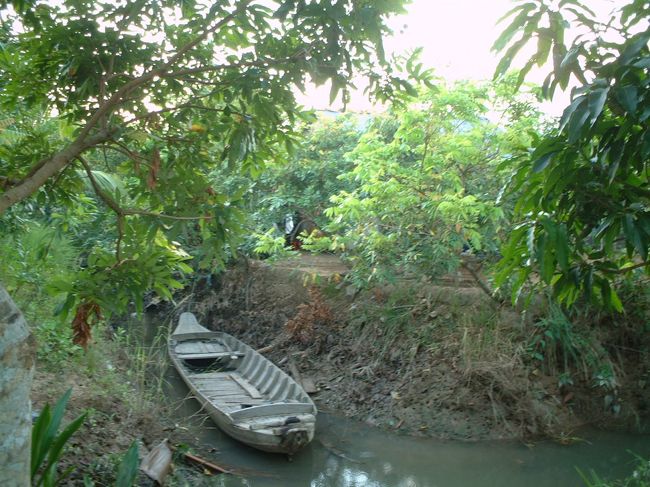 果樹園に向かう途中。<br />てこぎ船が。<br /><br />