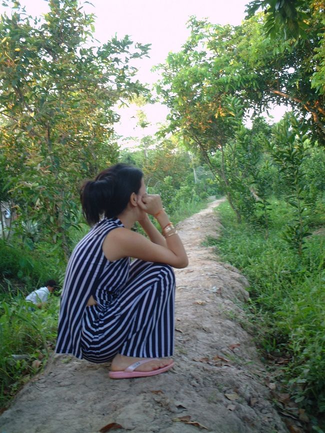 Dienが草とりしてるのを、<br />しゃがんでみまもります。<br />