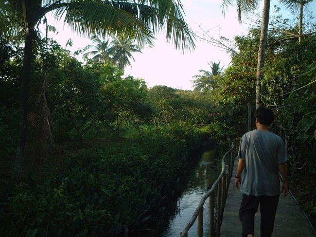 お掃除と草むしりを終えて<br />Namさんちに戻ります。<br /><br />うしろすがたはDien。