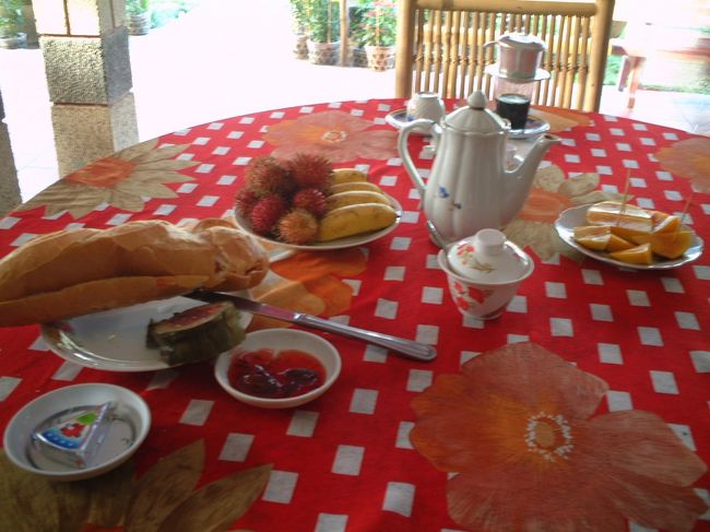 朝ごはん！<br /><br />フランスパン、ジャム、チーズ、ちまき、<br />果樹園でもぎたてのバナナ、ランブータン、<br />マンゴー、そしてベトナムコーヒー！<br /><br />Namさんちのおねえさんが<br />ゆっくりゆっくり淹れてくれました！<br />おいしかった〜