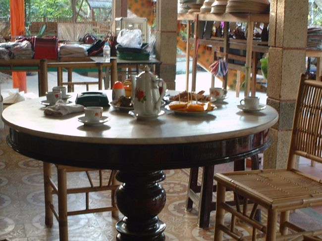 こちらは食後のデザート。<br /><br />マンゴーとクッキーと<br />コーヒーです☆<br /><br />蓮の葉茶もあります〜