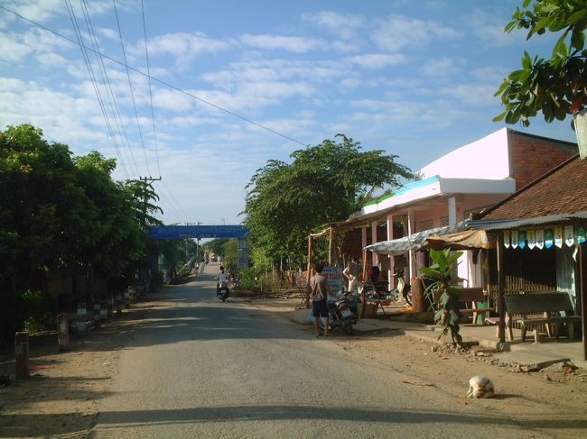 ヴィンロンの村から出発です。<br />青いお空。<br />