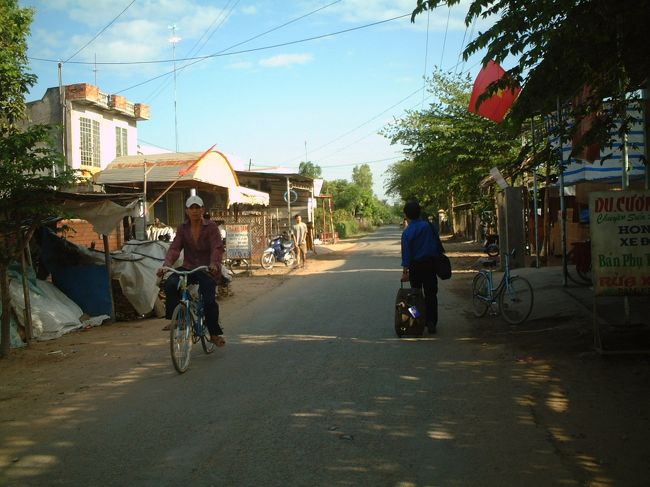 朝早くの風景。<br /><br />でもみなさん元気元気！<br />村の食堂で朝ごはんをたべて笑っていたり<br />自転車で走っていたり。<br /><br />
