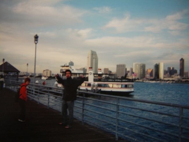 San Diego<br /><br />仲間が集まり、暇さえあればドライブへ。<br /><br />サンディエゴにある人工の島から対岸に見えるダウンタウン。