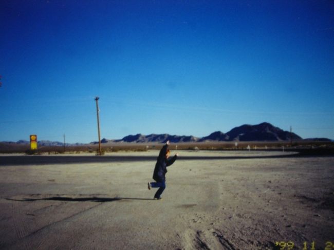 On The Way to Las Vegas<br /><br />アメリカの祝日Thanks Giving（感謝祭）<br />学校が休みになるので、仲間4人でラスベガスへ行く計画を立てる。<br /><br />仲間のうち2人は車を持っていたけれど、古い車で砂漠を越えるには不安があったのでレンタカーを借りることに。<br />車に詳しくない女2人は、男たちに任せることにする。<br /><br />レンタカーを取りに行く当日。<br />受付を済まし、係の女性に連れられて外に出る。<br />そこにあったのは白いファミリーカー、新しくてよく走りそう。<br />「それじゃないよ」<br />彼が用意した車はその後ろにあった。<br />深緑のボディーが光るMustangのオープンカー！<br />もちろん目には入っていた。まさか私たちの車だとは思わない。<br /><br />これで砂漠を越えてべガスの街を走る...<br />最高のサプライズ！<br /><br />免許のある2人が交代で運転。砂漠の道をひたすら進む。<br />少し肌寒い上に砂埃の舞う道、それでもオープンにして車を飛ばす。<br /><br />BORN TO BE WILD!