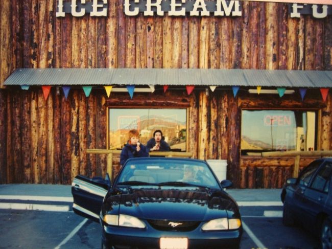 Taking a break<br /><br />べガスまでの長い道のり。<br /><br />アイスクリーム屋さんで途中休憩。