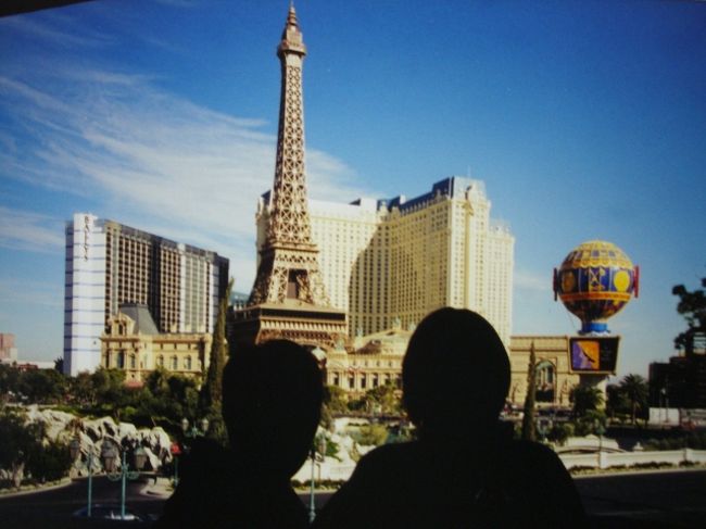 Las Vegas<br /><br />砂漠の中に突如として現れた街、ラスベガス。<br />まるで巨大なテーマパーク。<br />さすがアメリカ、規模が違う。<br /><br />ホテルのひとつひとつにテーマがある。<br />私たちが泊まったのはエジプトをテーマにした「サハラ」<br />エッフェル塔のあるホテル、ホワイトタイガーの檻があるホテル<br />植物園になっているホテル、ジェットコースターのあるホテル<br /><br />当時二十歳の私はギャンブルができなかったけど<br />カジノやホテルを見て巡るだけで十分！
