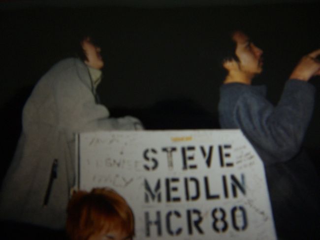 AREA 51<br /><br />今回の旅の目的地はラスベガスだけではない。<br />"エリア51"<br />UFOが多発することで有名な地帯。<br />ここでUFOを見ることこそが、今回のメイン。<br /><br />近くにある「UFOカフェ」はまるで博物館のよう。<br />UFOを目撃した人の目撃証言や証拠写真の展示がたくさんある。<br />砂漠の夜は寒い。冷えた体を暖めようとホットティーを頼む。<br />しばらくして出てきたのはアイスティー。<br />アメリカ英語の発音はいつまでたっても身に付かない。<br /><br />UFO多発地点の目印にはなぜか郵便ポストが立っている。<br />周りには何もない。車で走っていると突如として現れる。<br /><br />ポストの横に車を停めてUFOが現れるのを待つ。<br /><br />ひたすら待つ。<br /><br />....................<br /><br />待つのも退屈になってきた。<br /><br />そのうちケンちゃんがダンスを考案する。<br />その名も<br />「UFO来い来いダンス」<br />心を込めて4人で踊る。<br /><br />....................<br /><br />夜中まで待ったが、それらしき物体が現れることはなかった。<br /><br />Thanks GivingはUFOも休み？