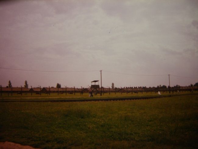 Auschwitz &amp; Birkenau<br /><br />翌日、ワルシャワから電車でクラクフ(Krakow)へ。<br /><br />駅前では地元の大学生がホステルの客引きをしていて、旅行者を見ると駆け足で寄ってくる。<br />さすがに有名な観光地、ホステルも競争らしい。<br /><br />電車で一緒だったイギリス人の女の子と、見るだけの約束でミニバスに乗って彼らのホステルへ。<br />お世辞にも清潔とは言えないホステル、値段も高い。<br />彼女を置いて他を探すことに。<br />ミニバスで連れてこられたので現在地が分からない。<br />勘だけを頼りに歩く。<br /><br />そこを通りかかったおじさん。<br />「この近くにホステルはありますか？」と聞くと<br />「おすすめの所がある！」とわざわざ連れて行ってくれた。<br />家族経営のホステル、おじさんはその知り合いだった。<br />親切に案内してくれたおじさん、ホステルもシンプルで清潔。<br />気に入った。<br /><br />翌日、クラクフの駅前から出るミニバスに乗りアウシュヴィッツ博物館とビルケナウ(Auschwitz&amp;Birkenau)へ。<br /><br />クラクフに来た理由はひとつ、ここを訪れるため。<br />ナチスドイツ時代のユダヤ人強制収容所。<br /><br />アウシュヴィッツ収容所は現在、博物館になっている。<br />展示や資料を見ながら残酷な歴史を振り返る。<br />現実に起こったこととは思えない。<br /><br />アウシュヴィッツから徒歩圏内にあるビルケナウ。<br />この収容所痕跡は生々しくて鳥肌が立つ。<br /><br />広大な土地に規則正しく並ぶバラック。<br />完全に廃墟となった今も、その内部に流れる空気は重い。<br />人気のない空っぽのバラックは不気味な広さを感じる。<br /><br />何十万という人が虐殺されたというガス室。<br />戦争が終わる頃、証拠隠滅のためナチスドイツによって爆破され、その僅かな跡だけが残る。<br /><br />ただ歩くのも息苦しい。<br />ネガティヴなエネルギーに満ちている。<br /><br />ユダヤ人の学生団体がユダヤの旗を高く掲げ、先祖に追悼の歌を捧げながら歩いている。