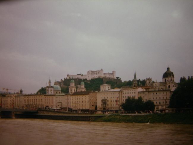 Salzburg<br /><br />街の至るところに「Mozart」という文字とおっさんの肖像画。<br />”生誕○○年！”とか書いてある。<br />モザート？<br />聞いたことないけど、有名な音楽家なんでしょうね。<br /><br />...「モーツァルト」の生まれ育った街でした。<br />英語版のロンプラで旅していたので全く気づかない。<br /><br />景色のいいポイントが記されている町の地図を貰った。<br />それを頼りに新市街地にある森に入る。<br /><br />旧市街地を見渡せる最初のポイントにたどり着いた。<br />すると急に雨が強まり、それ以上先に進むのは断念。<br />木の下で雨宿り。<br />すると、さっきあたしを鼻で笑うように追い抜いて行った男の子達が<br />ズブ濡れになって走って戻ってきた。<br /><br /><br /><br />町に帰ろう。