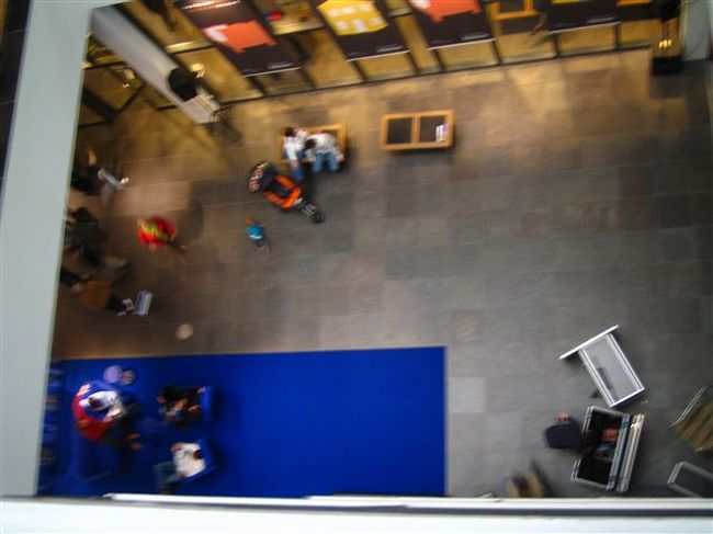 ゴッホ美術館のエントランスホール。<br />中ではDJによる音楽の準備が。<br />若い人たちの、パーティーの場所に貸し出されているようで、<br />この日もなにかのイベントがあった模様。