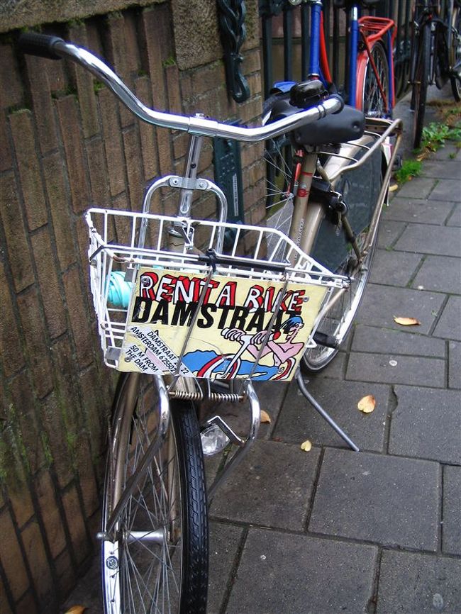 泊まっていたユースホステルにて、レンタバイク屋のチラシをゲット。<br />一番安い８ユーロの、なんのへんてつもないボロチャリをかりる。<br />チラシ持参で１割引してくれた！