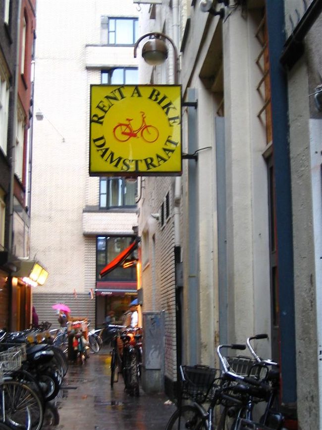 お店の看板。ダム広場の近くです。<br /><br />ちなみにチラシには、『近くの店は高いから行っちゃダメ！』<br />という注書きがあってわらえました:-)