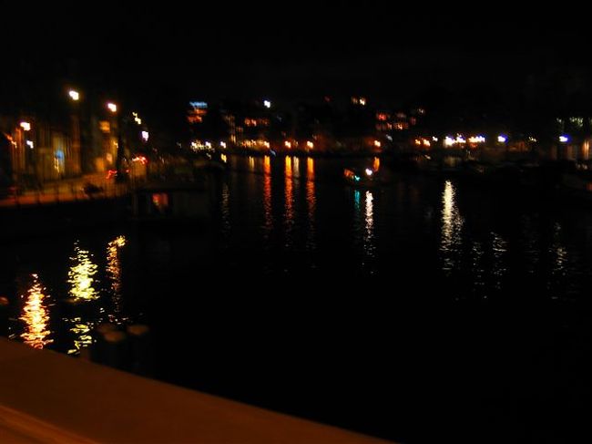 夜景の運河もまた良し。
