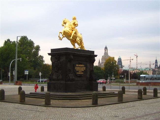 アウグスト強王像。