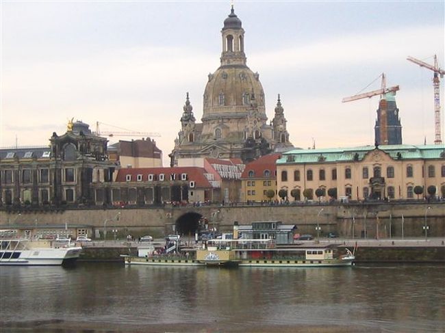 新市街地側から旧市街地側を見る。<br />『エルベのフィレンツェ』という名に相応しい光景。<br />ただし駅周辺は近代化されてて、ちょっとビックリ･･･。