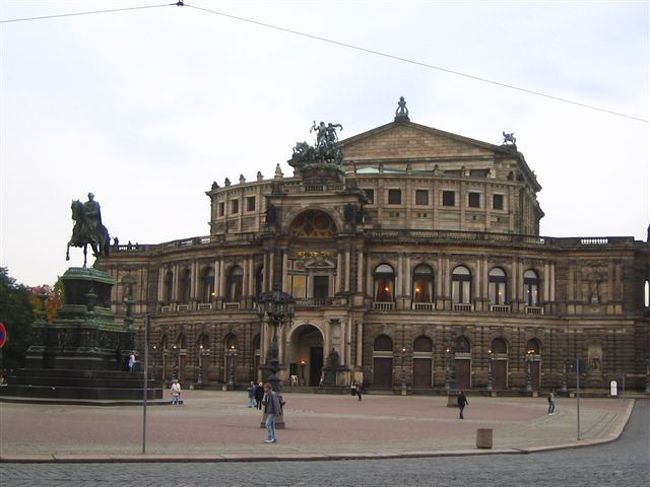 オペラ座前の広場。