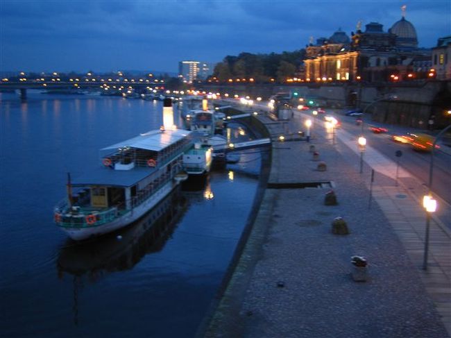 夜のエルベ川。<br />雰囲気たっぷりです。